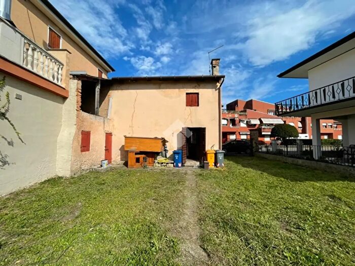 Casa quadrilocale in vendita in Via Mario Fiore, Povegliano