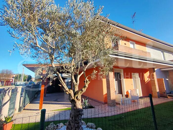 Casa con 5 locali in vendita in Taglio Di Po