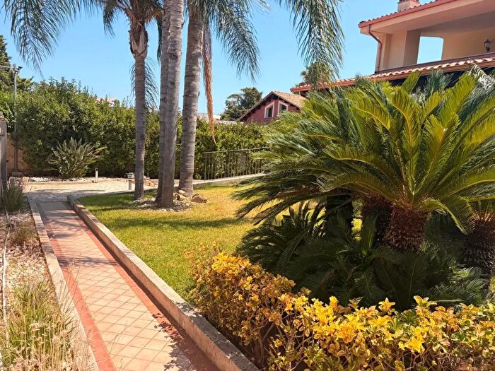 Appartamento trilocale in affitto in Via Brancati, Siracusa