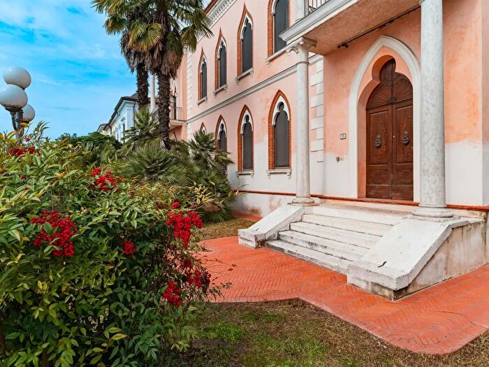 Casa con 19 locali in vendita in Via Zonta, Suzzara