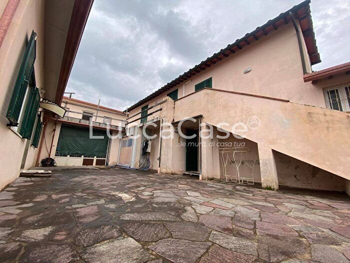 Casa con 6 locali in vendita in Via della Chiesa, Carraia Colognora, Capannori
