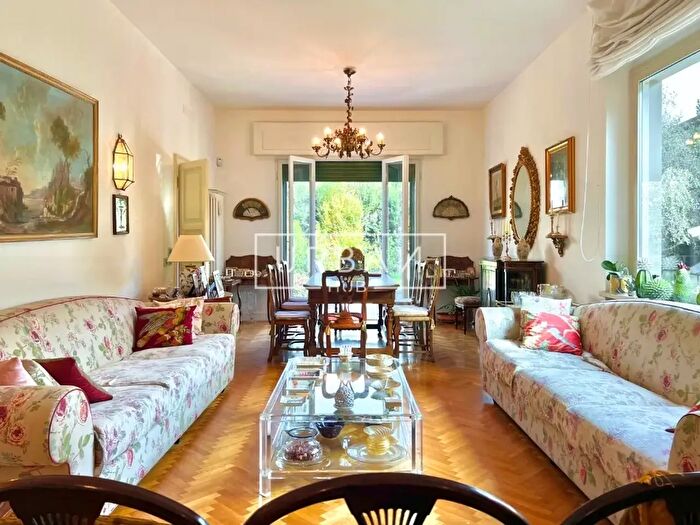 Casa con 9 locali in vendita in Forli'