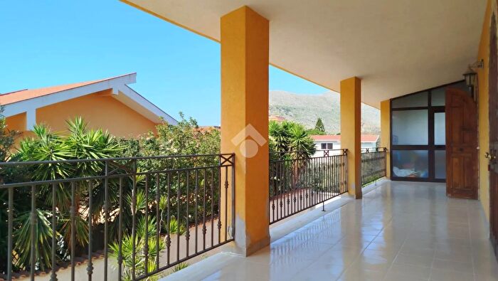 Appartamento con 5 locali in vendita in Via San Nicola, Palermo