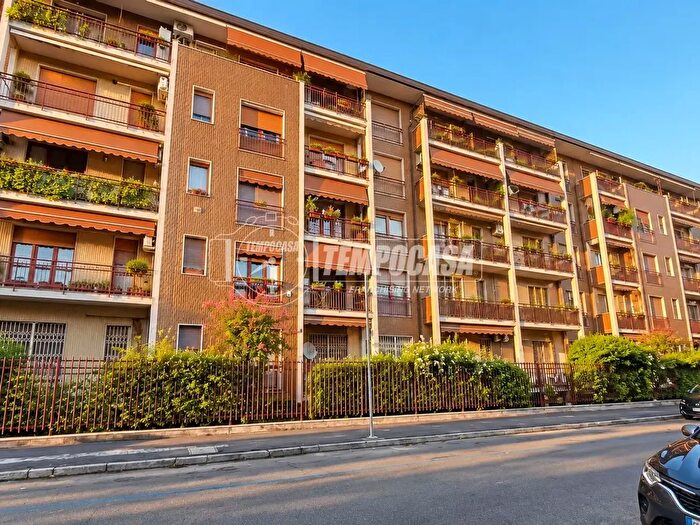 Appartamento trilocale in vendita in Via Bolama, Milano