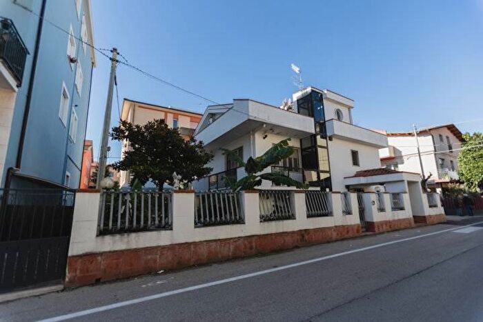 Casa con 14 locali in vendita in Via C dAgnese, Montesilvano