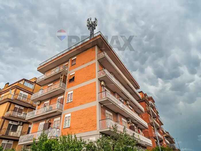 Appartamento con 5 locali in vendita in Via Melpomene, Roma
