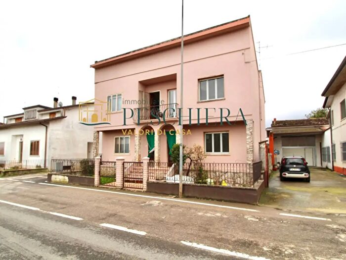 Casa trilocale in vendita in Via Giacomo Leopardi, Villafranca Di Verona