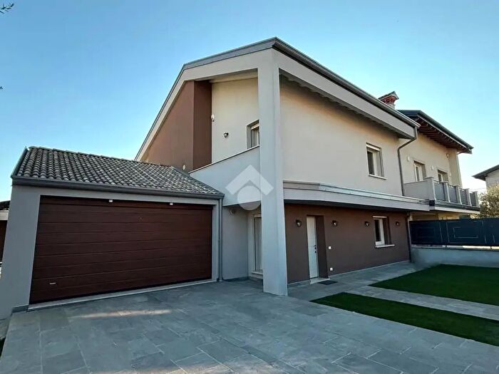 Casa trilocale in vendita in Via Roma, Castrezzato