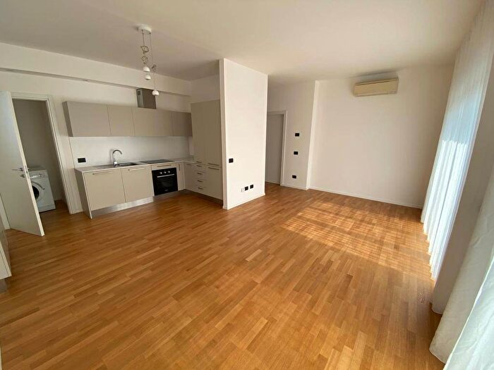 Appartamento trilocale in affitto in Via Ippolito Rosellini, Isola, Milano