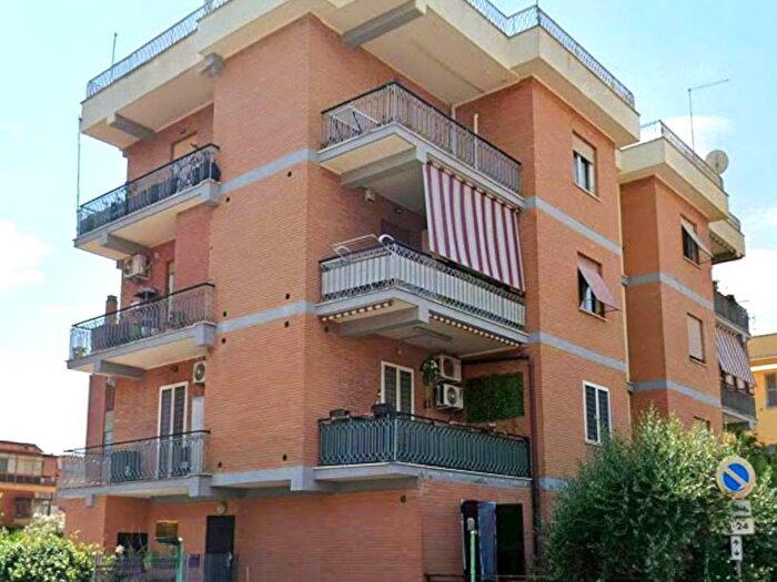 Appartamento trilocale in vendita in Via Nicola da Guardiagrele, Giardinetti, Roma