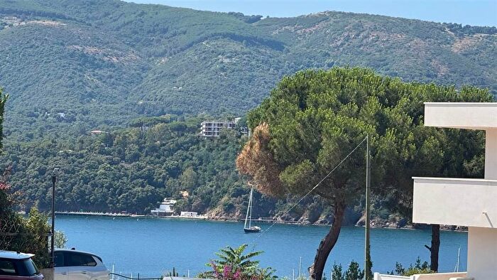 Appartamento trilocale in vendita in Via John Fitzgerald Kennedy SNC, Porto Azzurro