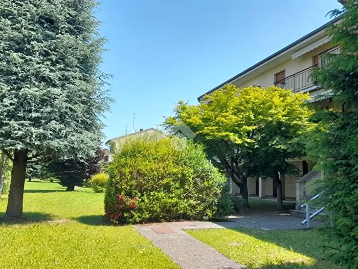 Appartamento trilocale in vendita in Via Aldo Moro, Alzate Brianza