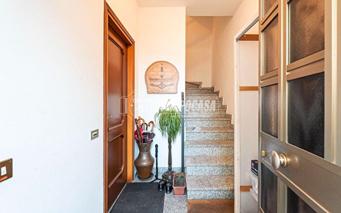 Casa con 8 locali in vendita in Oggiono