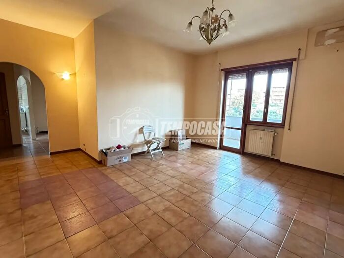 Appartamento trilocale in vendita in Via Segrate, Roma