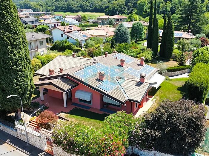 Casa con 13 locali in vendita in Via Cobattola, Rodengo Saiano