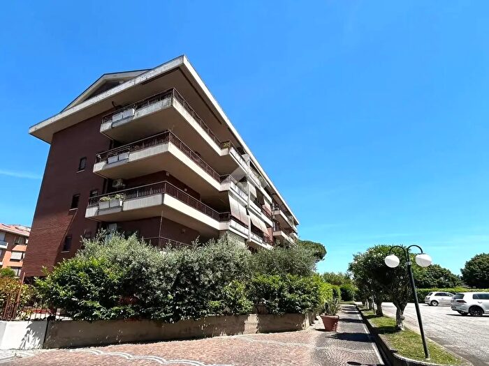 Appartamento quadrilocale in vendita in Largo Alessandria del Carretto, Roma
