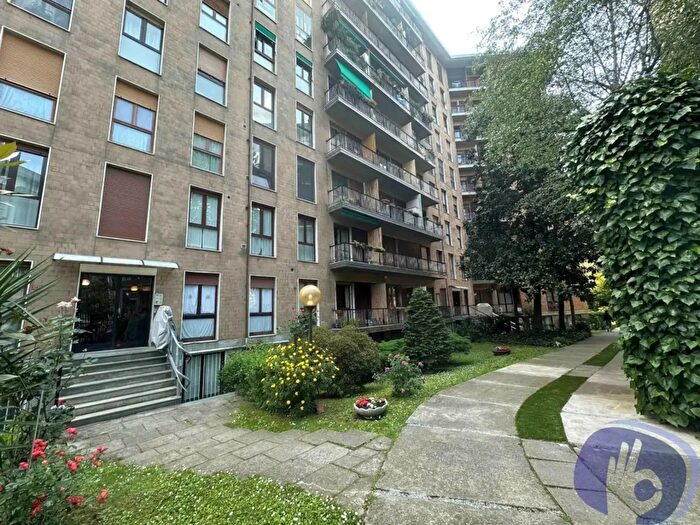 Appartamento quadrilocale in vendita in Via Lorenteggio, Milano