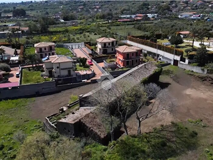 Casa con 9 locali in vendita in Via Alfio Muscolino, Aci Sant'Antonio