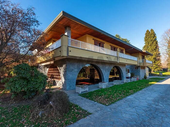 Casa con 6 locali in vendita in Via Cavour, Buguggiate