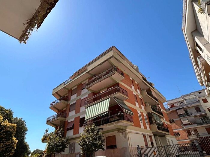 Appartamento trilocale in affitto in Appio Latino, Roma
