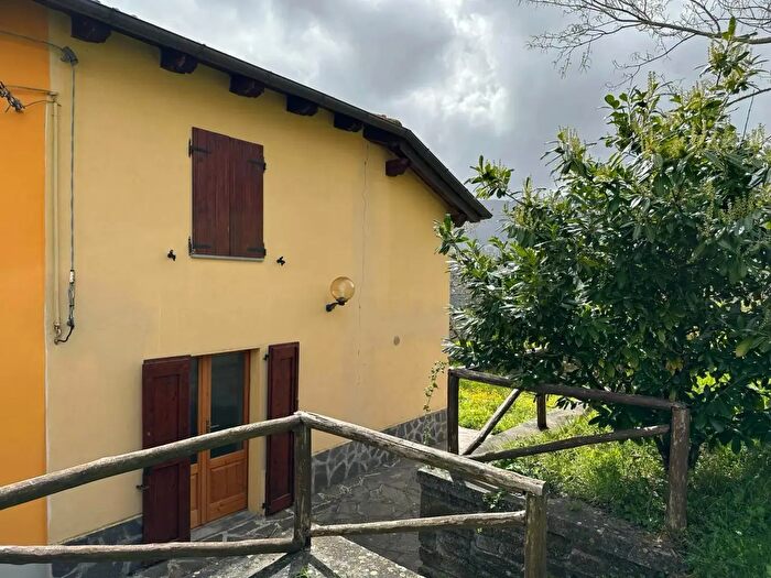 Casa con 6 locali in vendita in Via Poggio, Camugnano