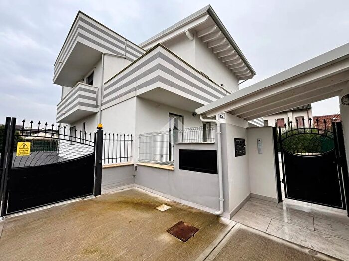 Appartamento trilocale in vendita in Via Don Luigi Grisostomi, Correzzana