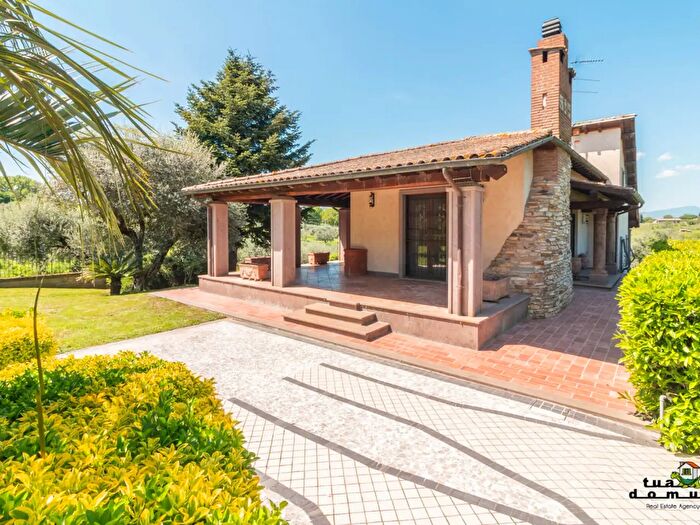 Casa con 7 locali in vendita in Via Santa Maria, Monterosi
