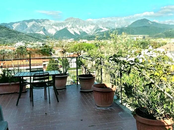 Appartamento con 7 locali in vendita in Carrara