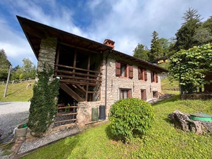 Casa trilocale in vendita in Via Romentarek, Castione Della Presolana