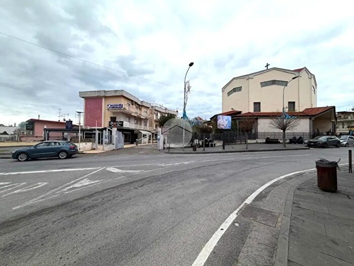 Appartamento con 6 locali in vendita in Via Miliscola, Pozzuoli