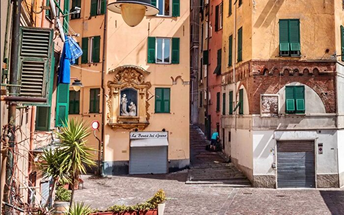 Appartamento trilocale in vendita in Via Emilio Bensa, Genova