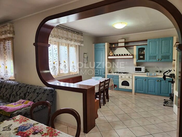 Casa con 8 locali in vendita in Via dei Broli, Gazzaniga