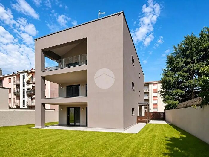 Appartamento trilocale in vendita in Via Alessandro Manzoni, Arcore
