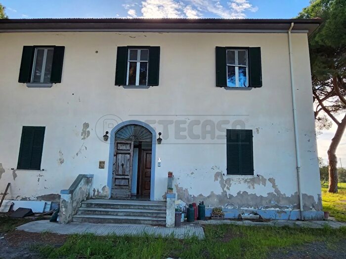 Casa con 10 locali in vendita in Via Aurelia, Cecina