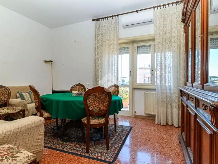 Appartamento trilocale in vendita in Via degli Estensi, Roma