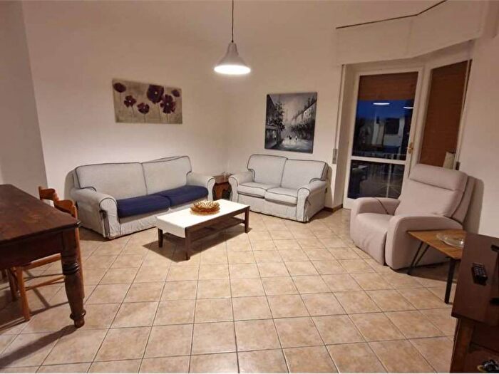 Appartamento trilocale in affitto in piazza della chiesa, Centro, Angera