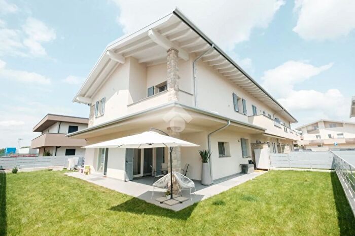 Casa quadrilocale in vendita in Anna Costanza Baldry, Grassobbio