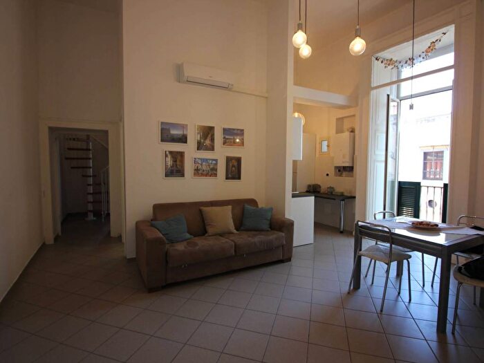 Appartamento trilocale in affitto in Via Salvatore Tommasi, Museo, Napoli