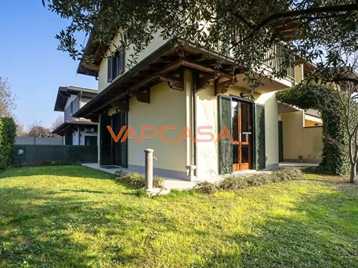 Casa quadrilocale in vendita in Via Gianandrea Gavazzeni, Romano Di Lombardia