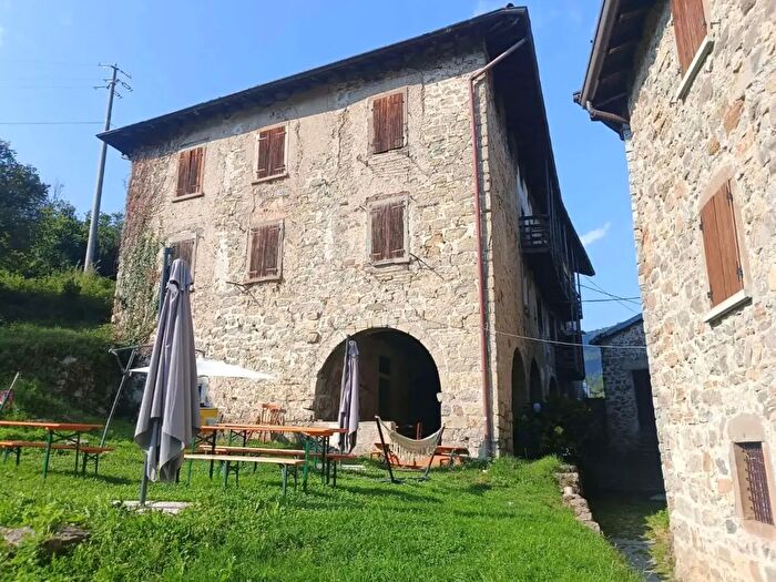 Casa con 16 locali in vendita in Via Sentino, San Giovanni Bianco