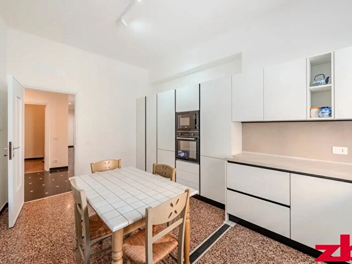 Appartamento con 8 locali in affitto in Via Orsini, Genova