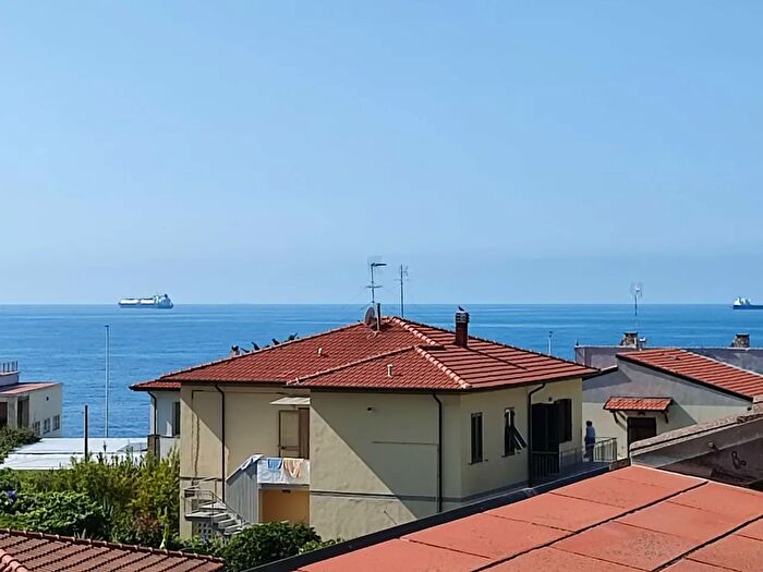 Appartamento con 6 locali in affitto in Via Gorgona, Livorno