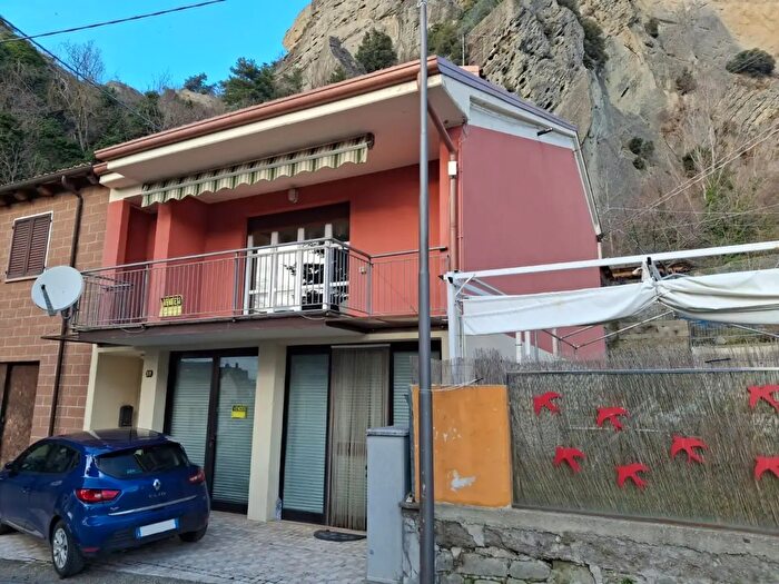 Casa con 9 locali in vendita in Via Trieste, Novafeltria