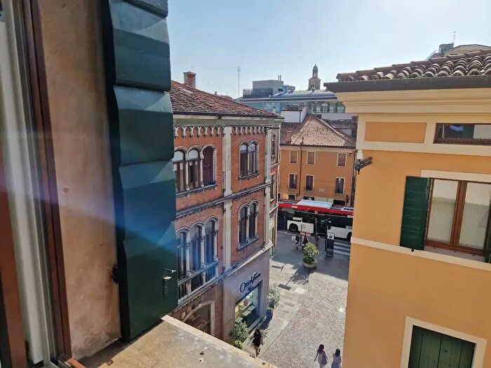 Appartamento con 5 locali in vendita in Via degli Zabarella, Padova