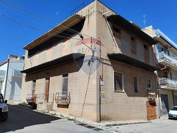 Casa con 10 locali in vendita in Via Orfanotrofio Leggio, Rosolini