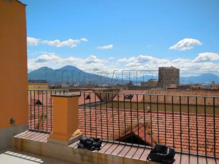 Appartamento trilocale in affitto in Piazza S Maria La Nova, Napoli