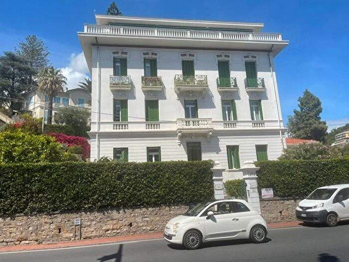 Appartamento trilocale in affitto in Corso Regina Margherita, Ospedaletti