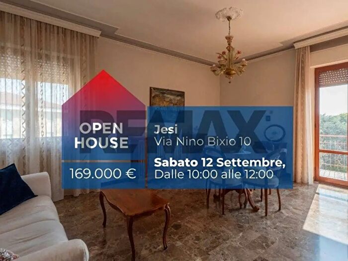 Appartamento con 6 locali in vendita in Via Nino Bixio, Jesi