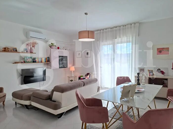 Appartamento con 5 locali in vendita in Via Roma, Modica