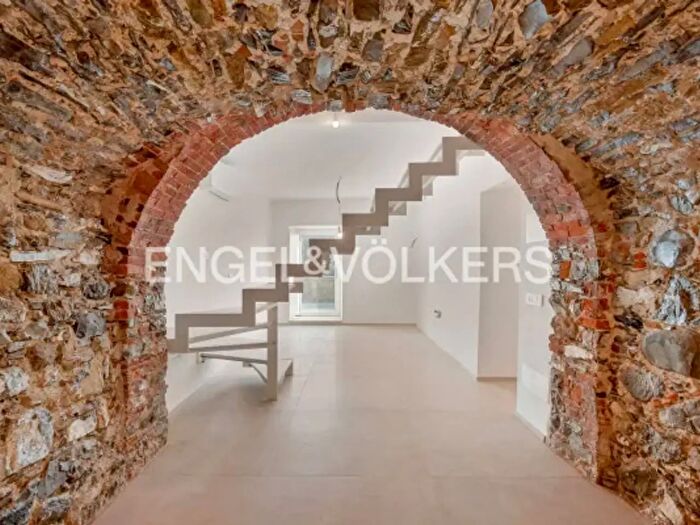 Appartamento con 6 locali in vendita in Via Caniparola, Fosdinovo